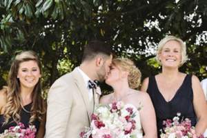 DAMINHA DE HONRA ROUBA A CENA NO CASAMENTO