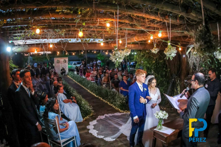 Casamento dos noivos Monique e Carlos registrado pela Foto Perez. 