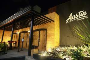 AUSTIN COUNTRY PUB COMEMORA ANIVERSRIO DE 1 ANO, COM POOL PARTY